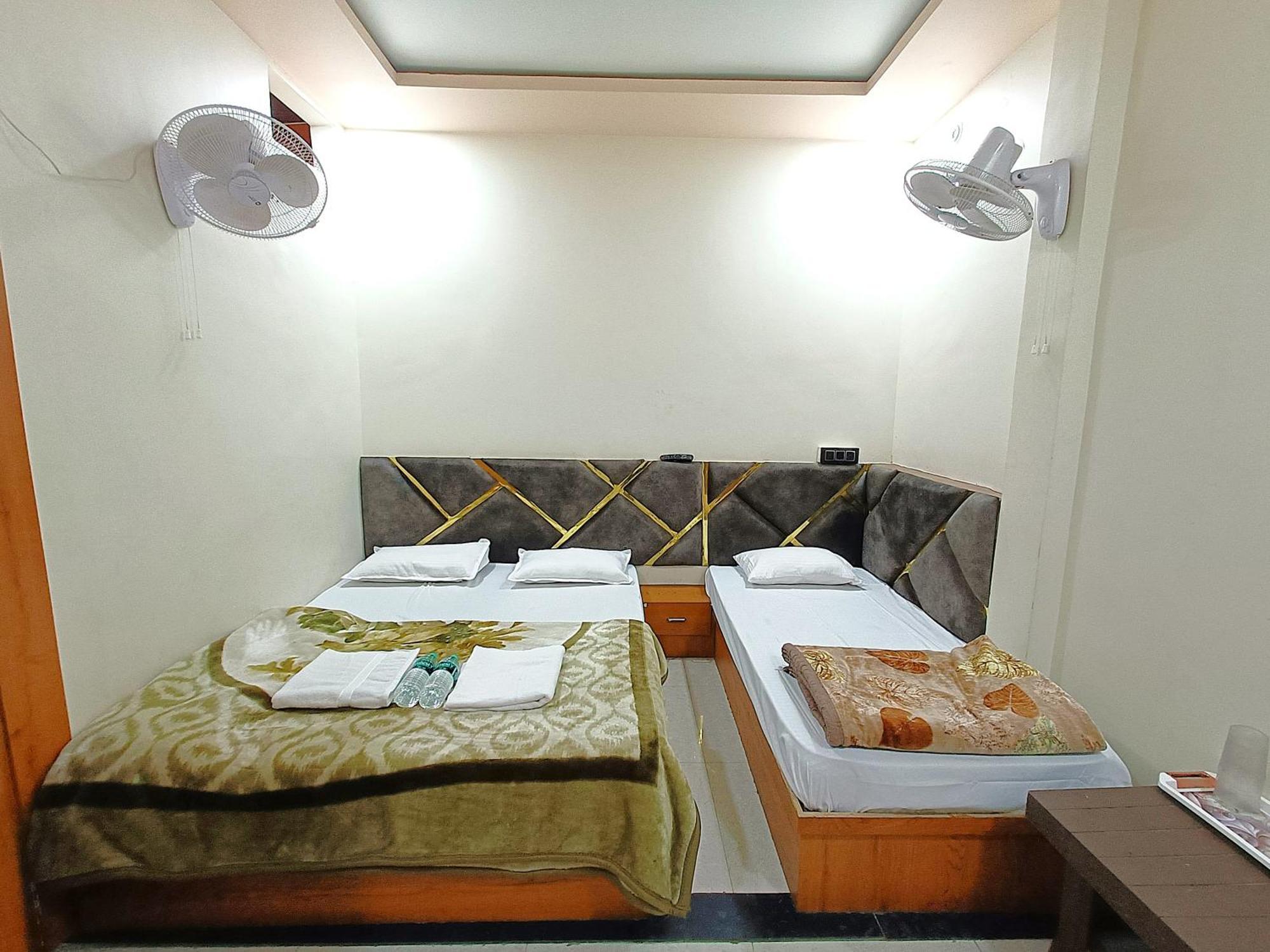 Hotel Shreem Ujjain Esterno foto