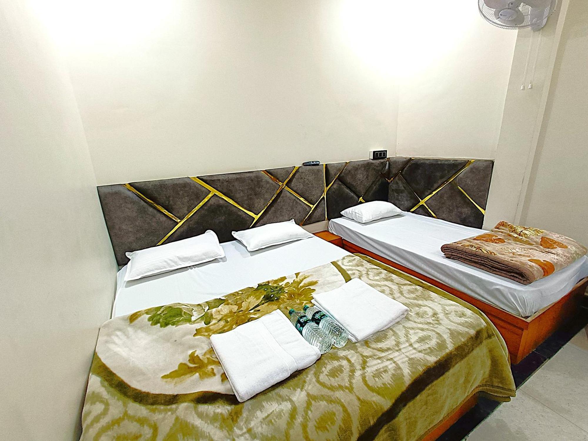 Hotel Shreem Ujjain Esterno foto
