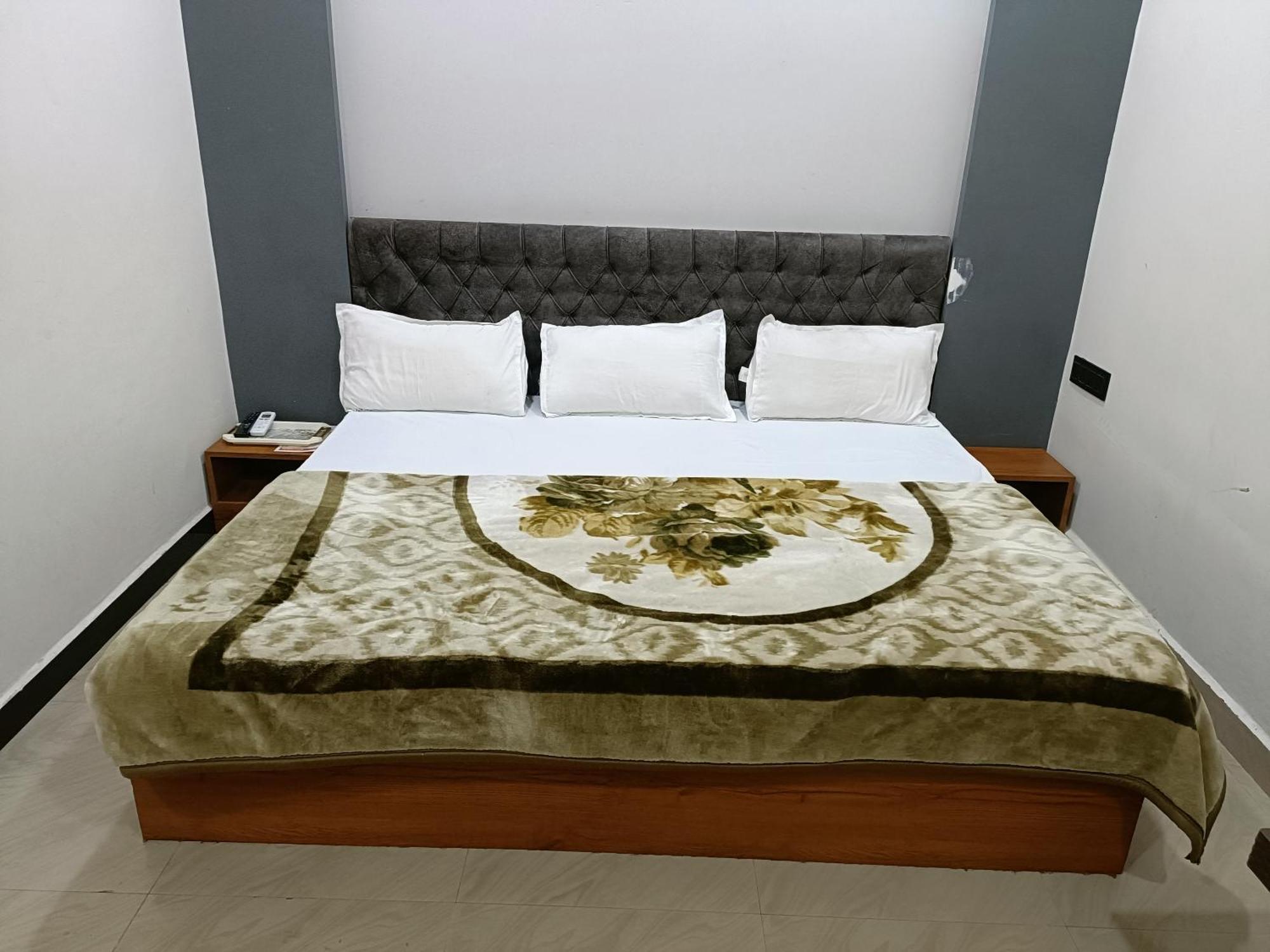 Hotel Shreem Ujjain Esterno foto