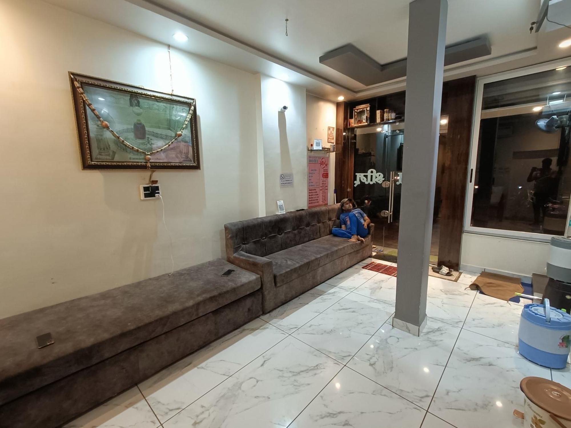 Hotel Shreem Ujjain Esterno foto