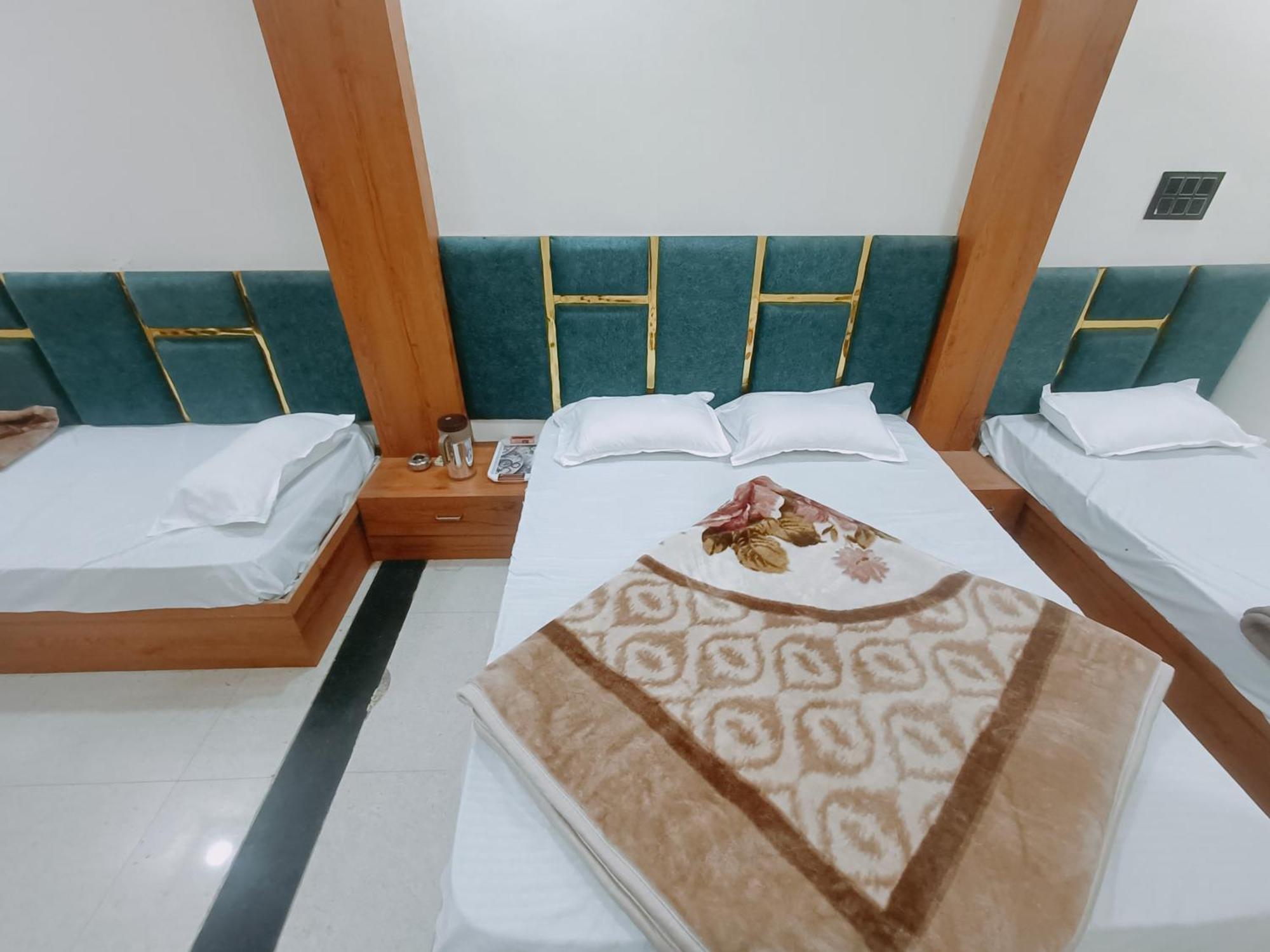 Hotel Shreem Ujjain Esterno foto