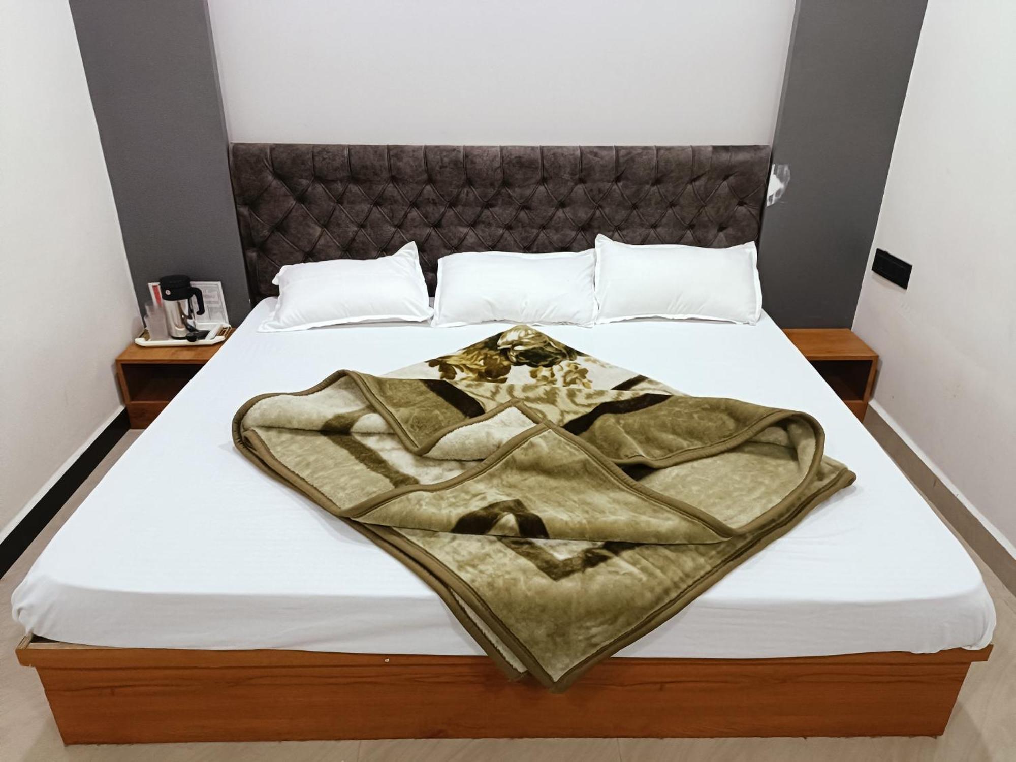 Hotel Shreem Ujjain Esterno foto