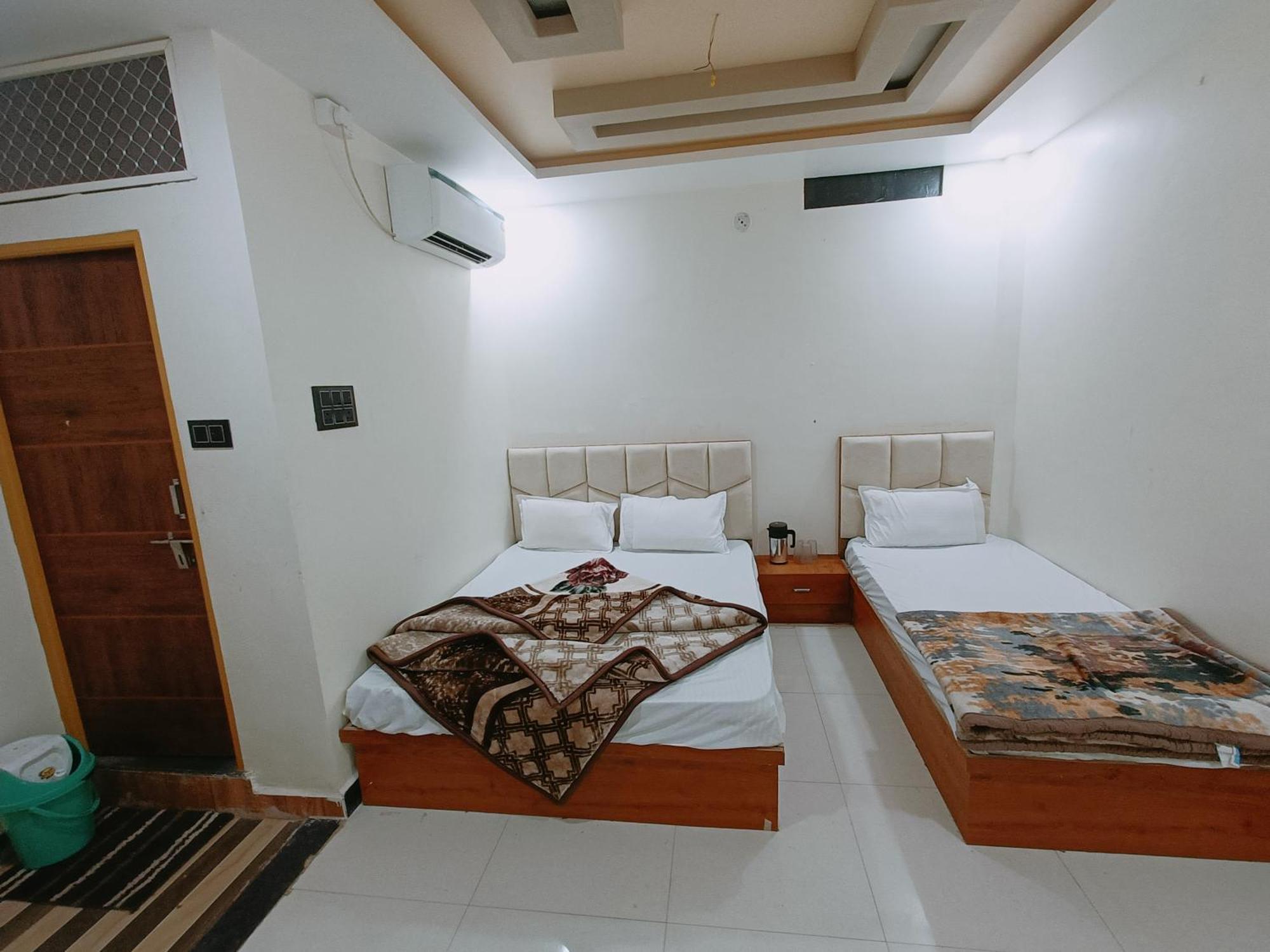 Hotel Shreem Ujjain Esterno foto