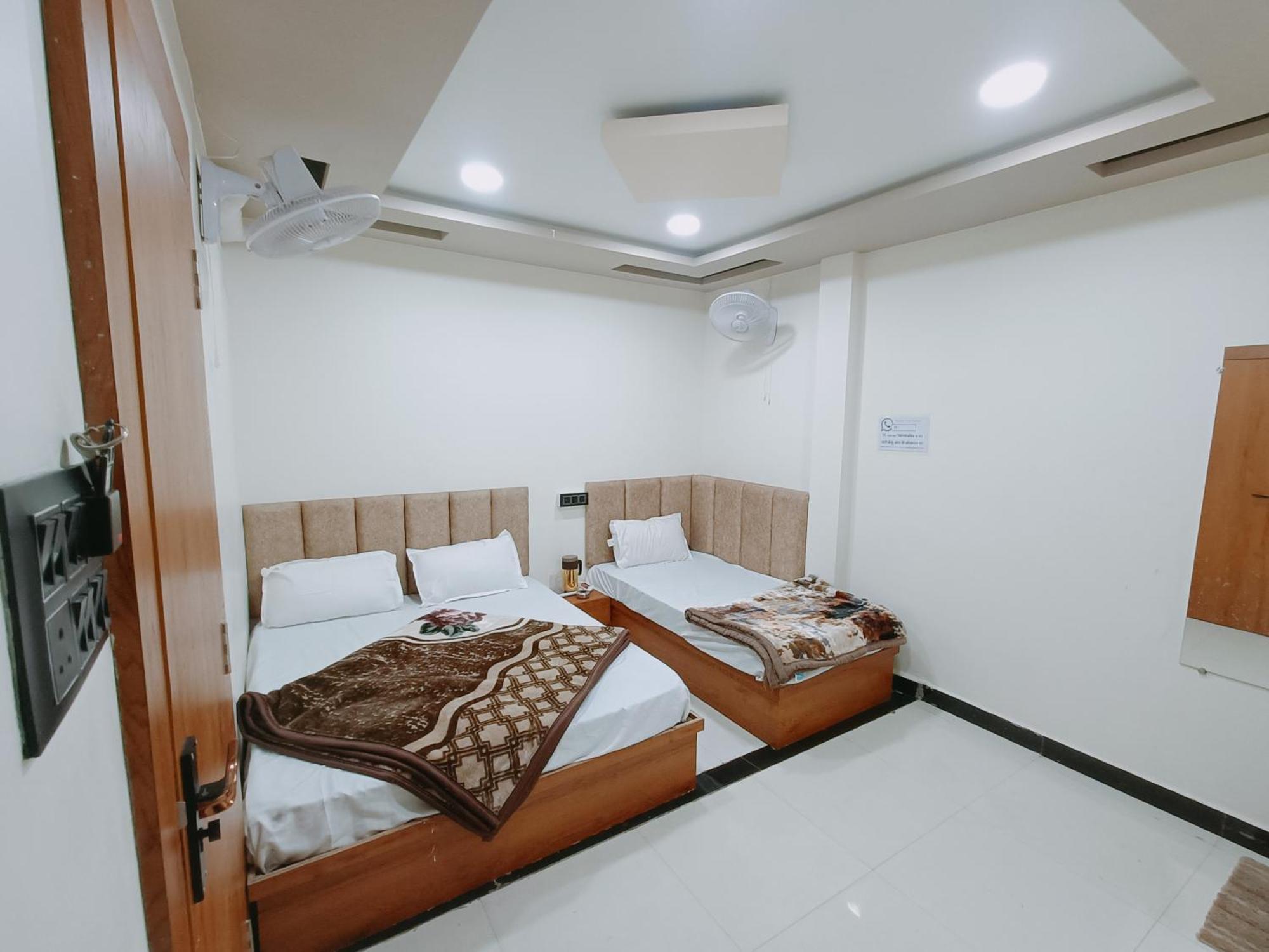 Hotel Shreem Ujjain Esterno foto