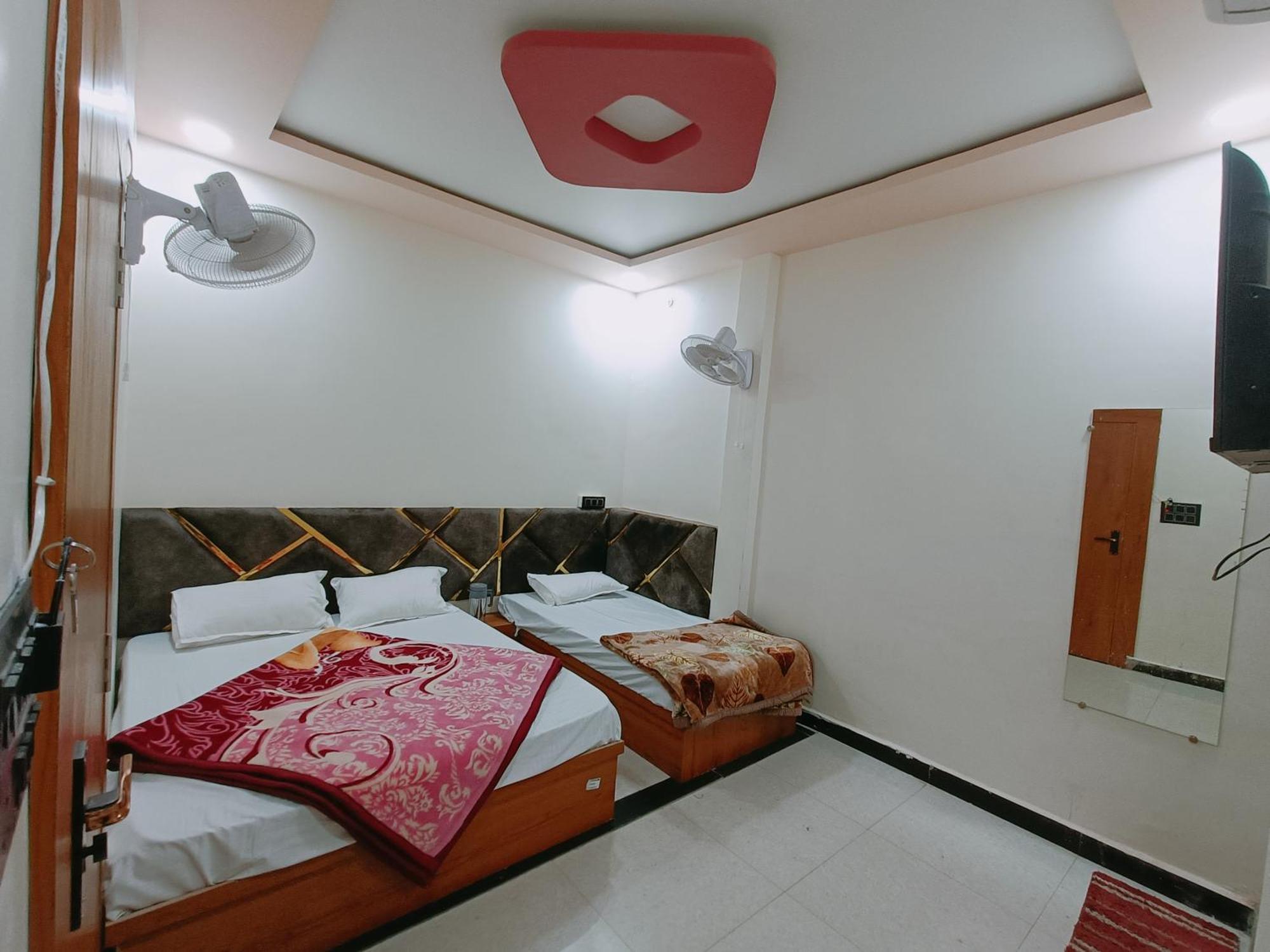 Hotel Shreem Ujjain Esterno foto