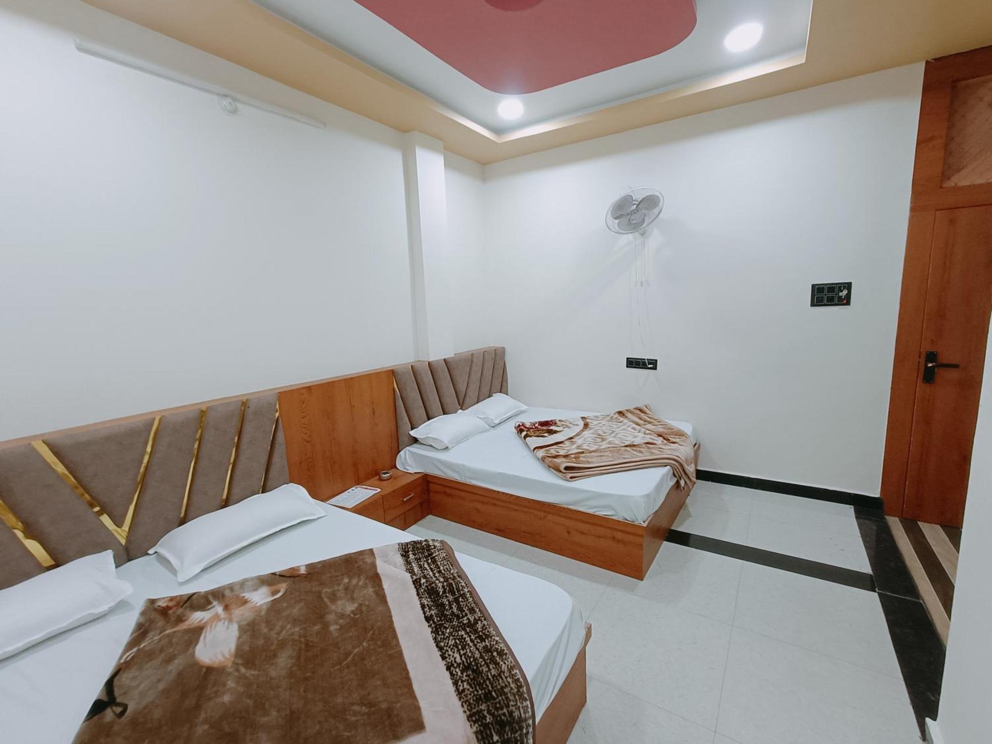 Hotel Shreem Ujjain Esterno foto