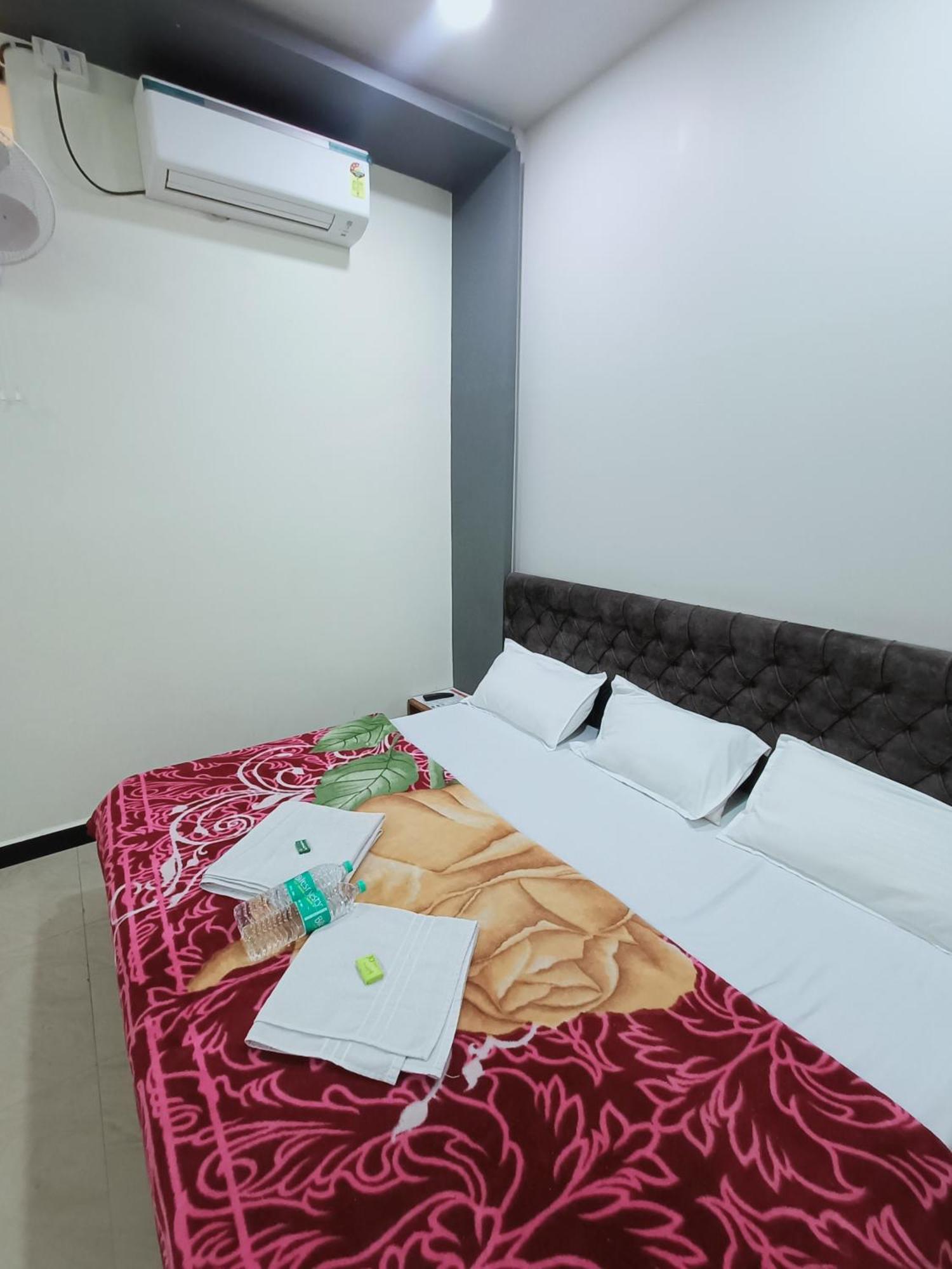 Hotel Shreem Ujjain Esterno foto