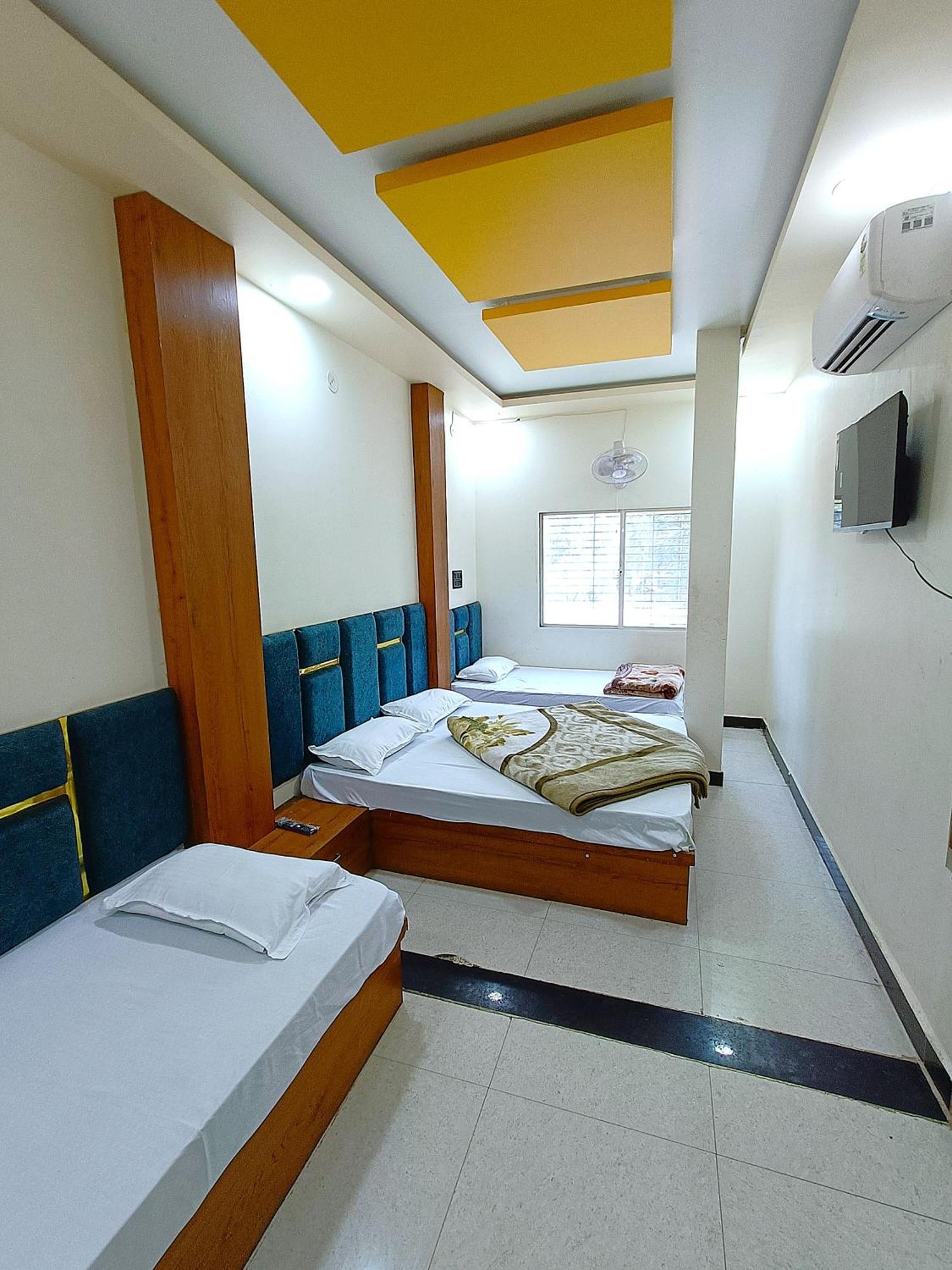 Hotel Shreem Ujjain Esterno foto