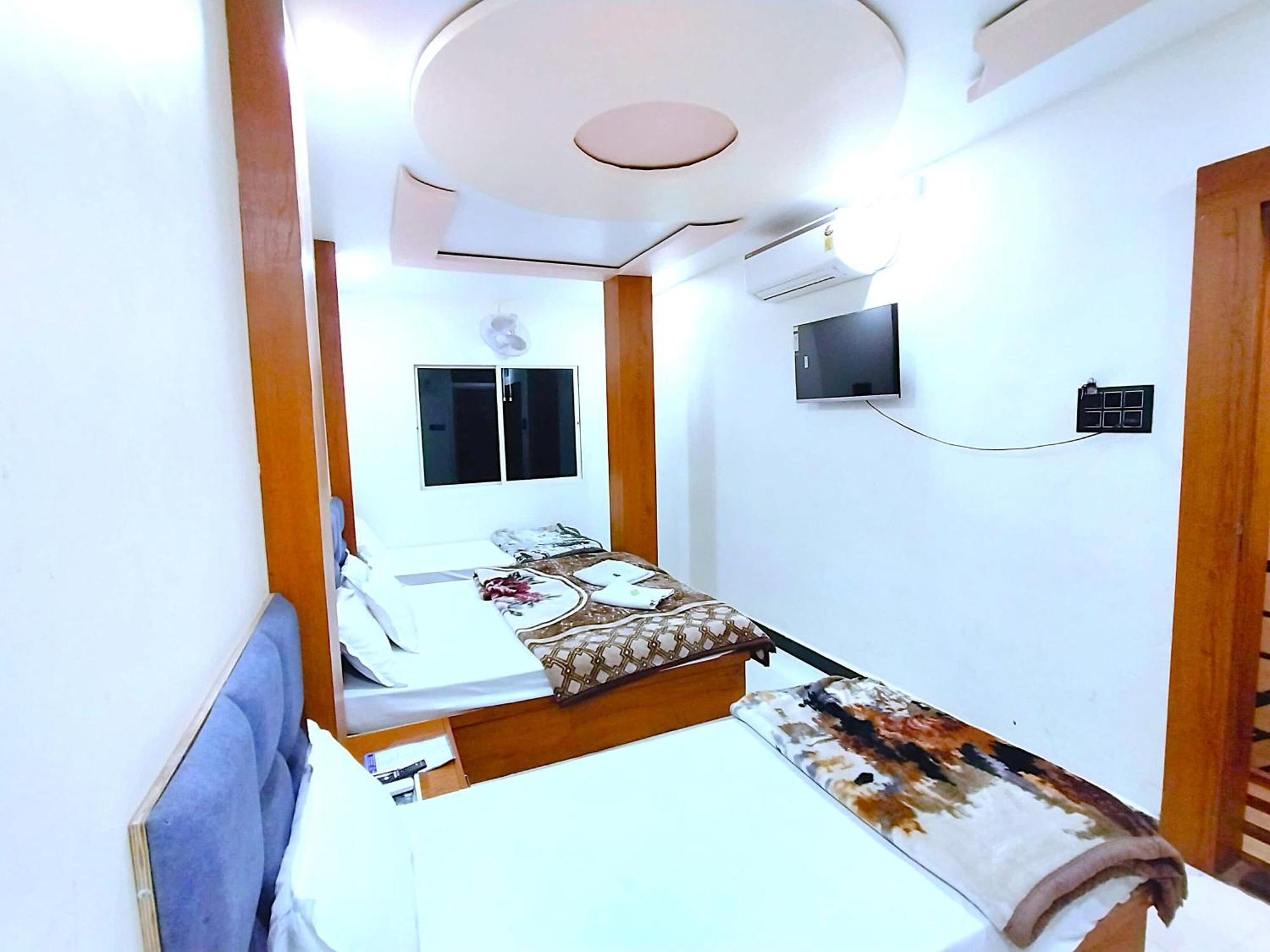 Hotel Shreem Ujjain Esterno foto